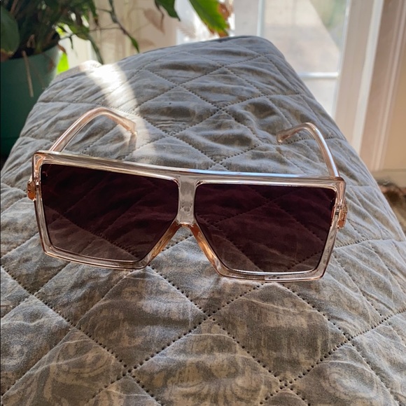 Get into these sunglasses hunny 💁🏽‍♀️ - Picture 2 of 3